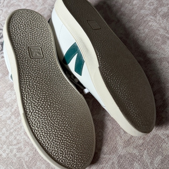 Veja Sneakers - Picture 8 of 8